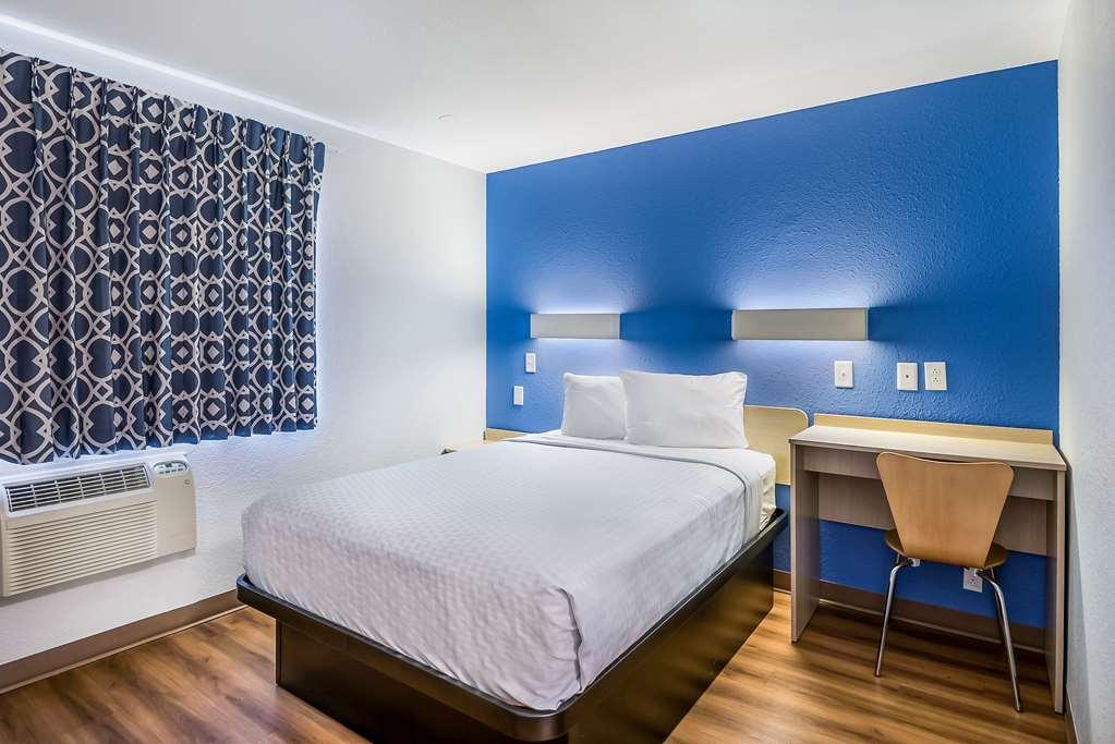 Americas Best Value Inn East Peoria Номер фото