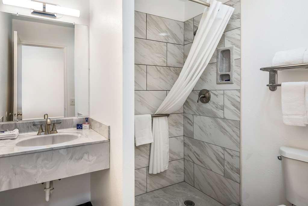 Americas Best Value Inn East Peoria Номер фото