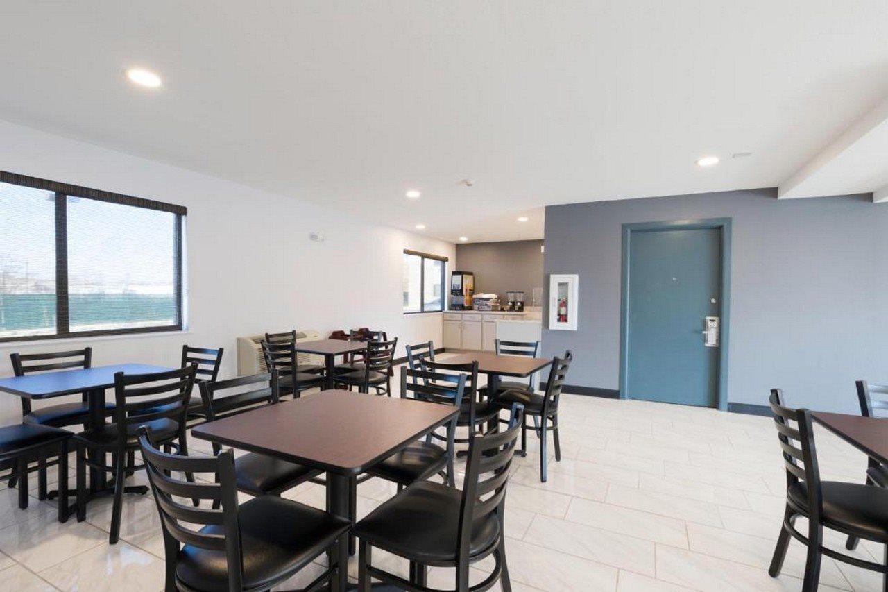 Americas Best Value Inn East Peoria Экстерьер фото