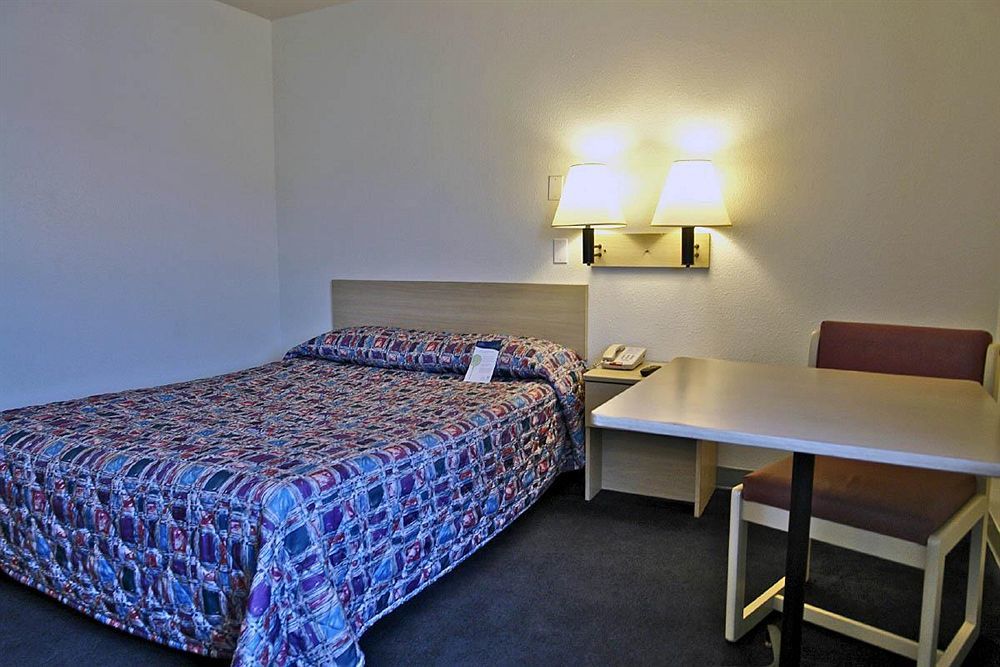 Americas Best Value Inn East Peoria Экстерьер фото