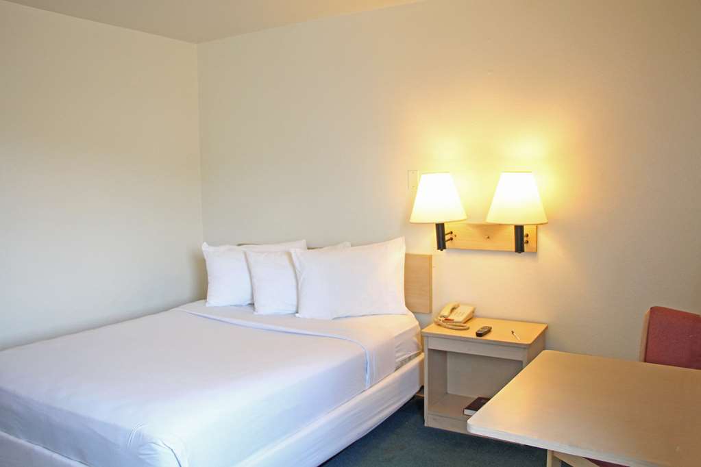 Americas Best Value Inn East Peoria Номер фото