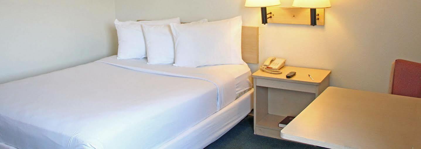 Americas Best Value Inn East Peoria Экстерьер фото