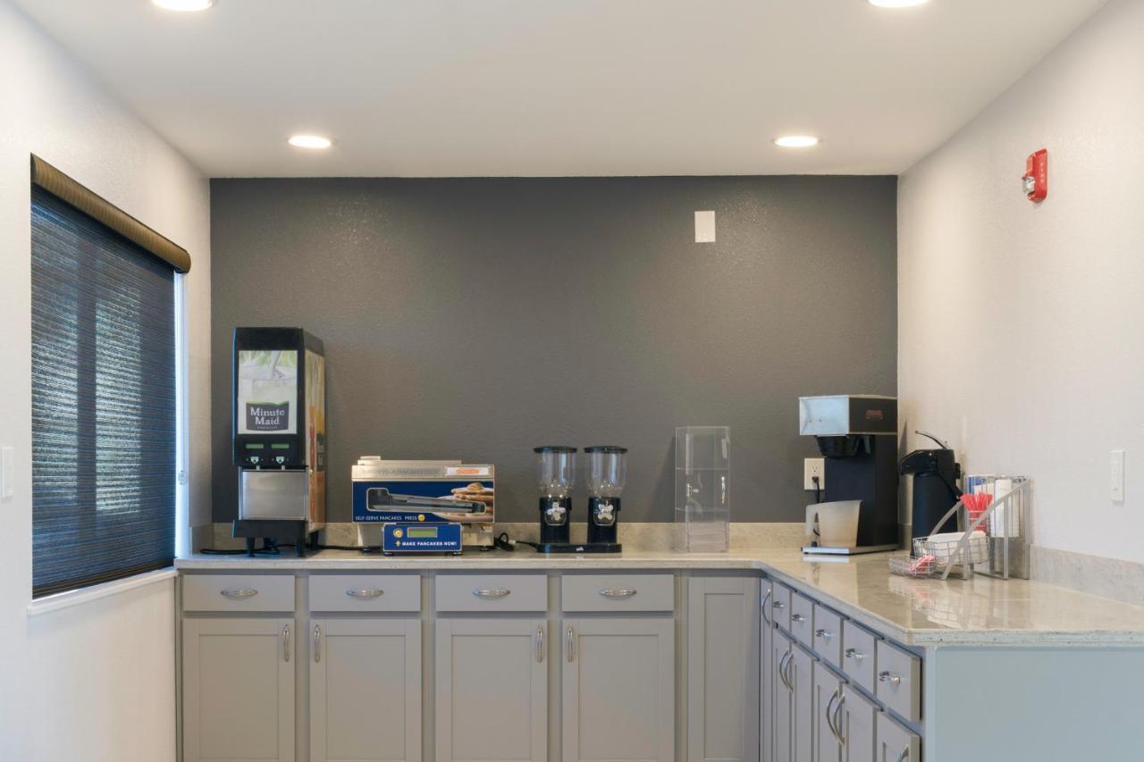 Americas Best Value Inn East Peoria Экстерьер фото
