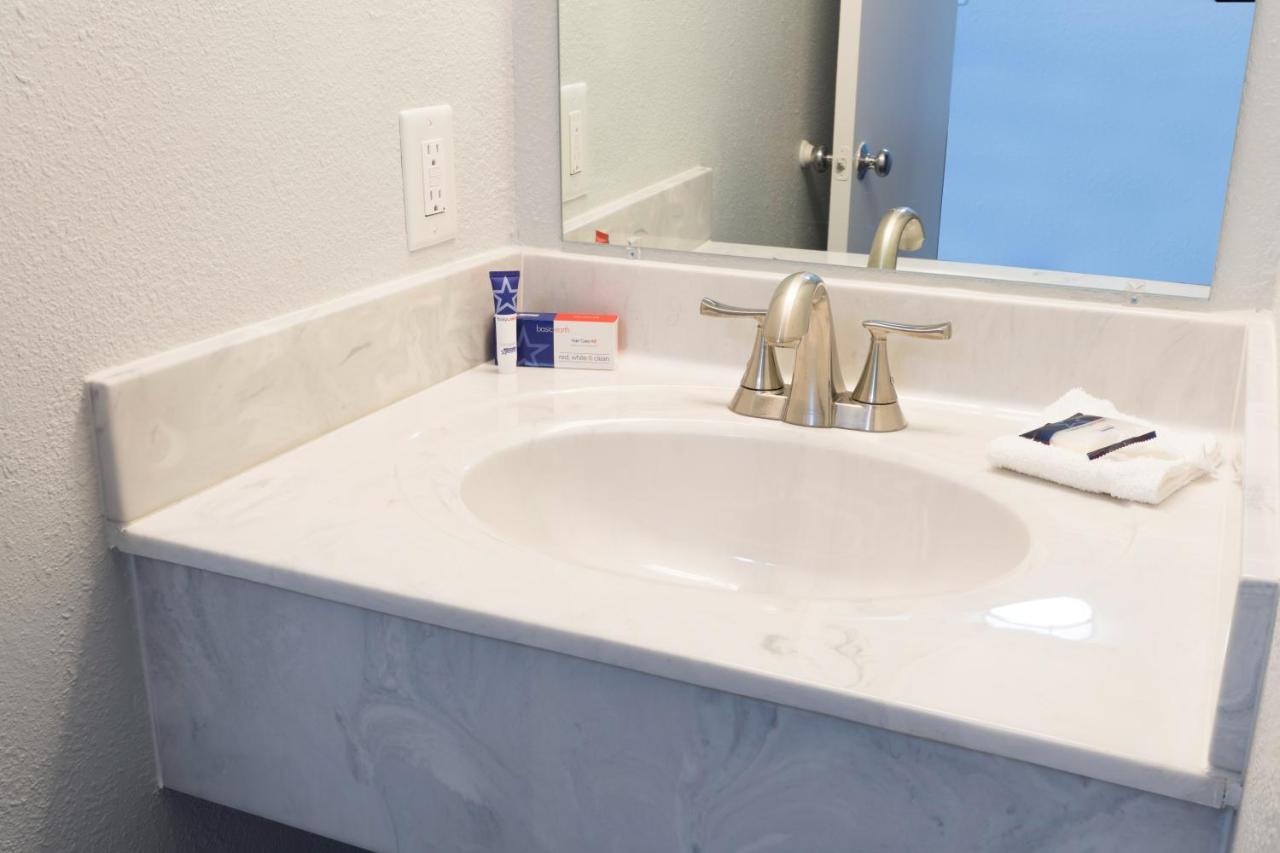Americas Best Value Inn East Peoria Экстерьер фото